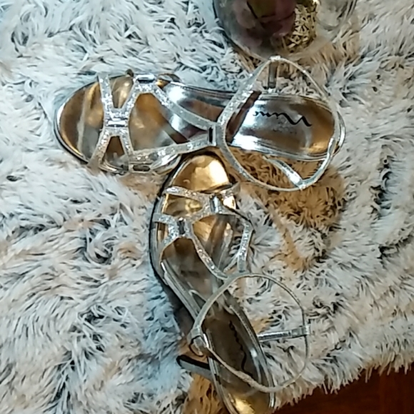 Heels - Picture 3 of 3